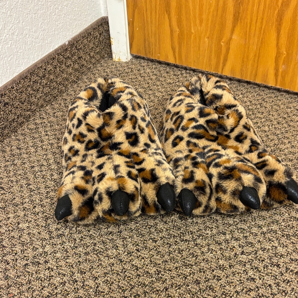 Leopard Print Fuzzy Claw Slippers - Faux Fur women/men